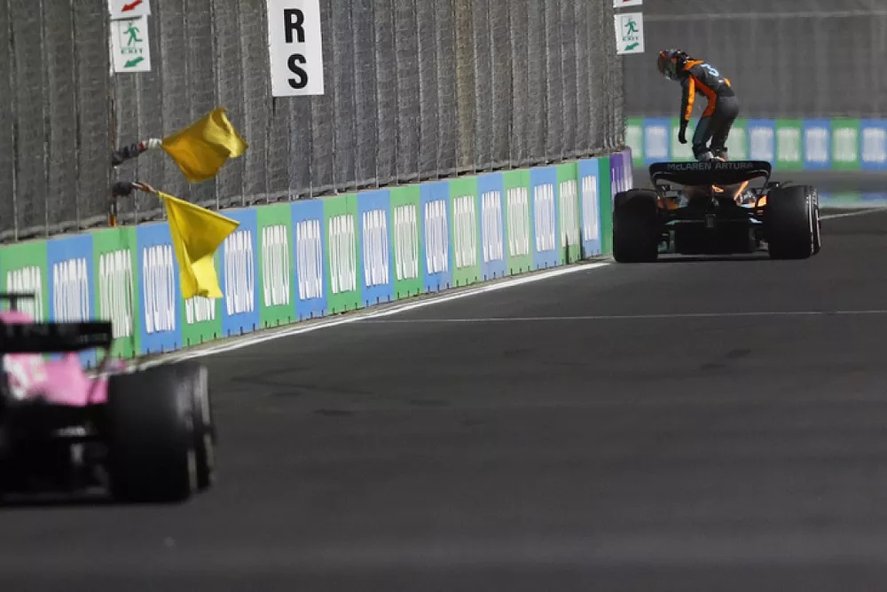 Daniel Ricciardo, McLaren MCL36, si ferma a causa di problemi tecnici