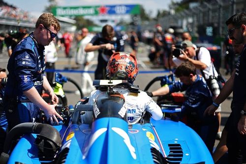 Por qu&eacute; Carlos Sainz no necesita cinta adhesiva en la salida