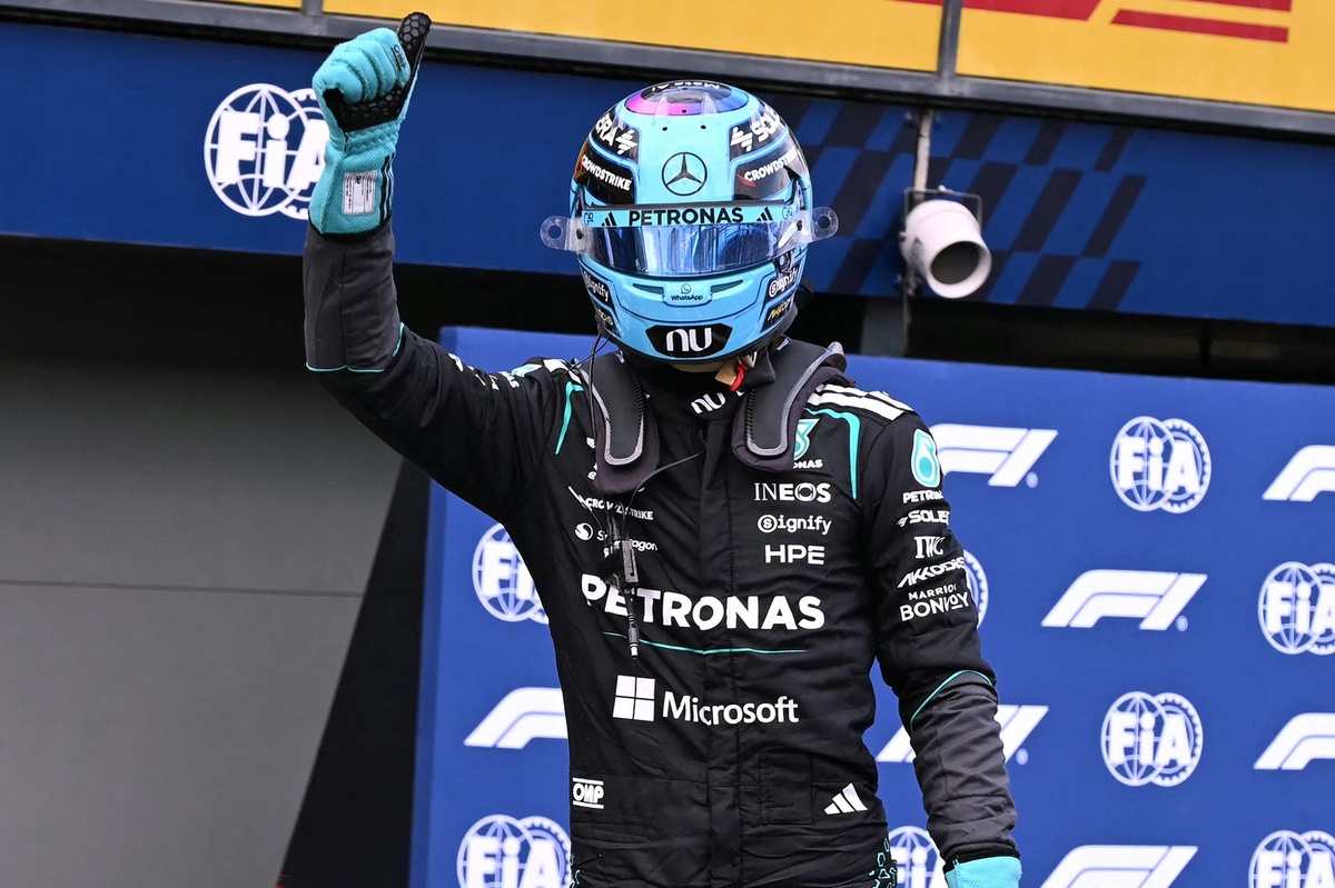 George Russell takes pole by 0.3s as Max Verstappen crashes out