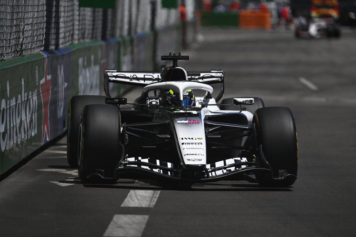Checo Pérez sufre incendio en la FP2 en Mónaco