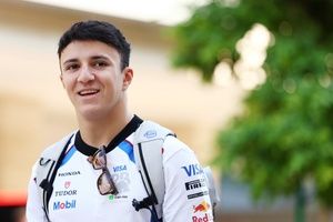 Hadjar reemplaza a Tsunoda en Red Bull para la F1 2026 y Lindblad llega a Racing Bulls