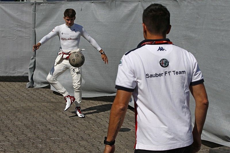 Charles Leclerc, Sauber, jugando al f&uacute;tbol