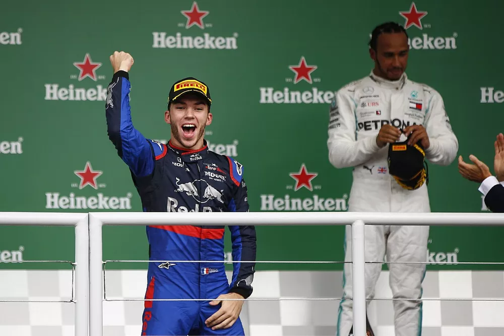 Pierre Gasly, Toro Rosso, f&ecirc;te son podium avec Lewis Hamilton, Mercedes AMG F1 