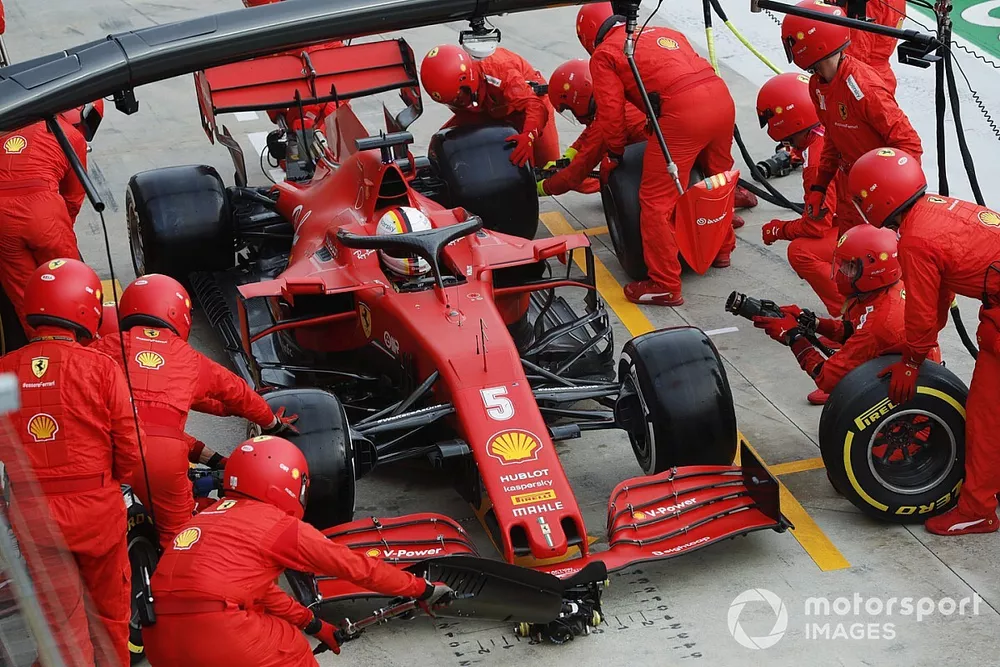 Sebastian Vettel, Ferrari SF1000, effettua un pit stop