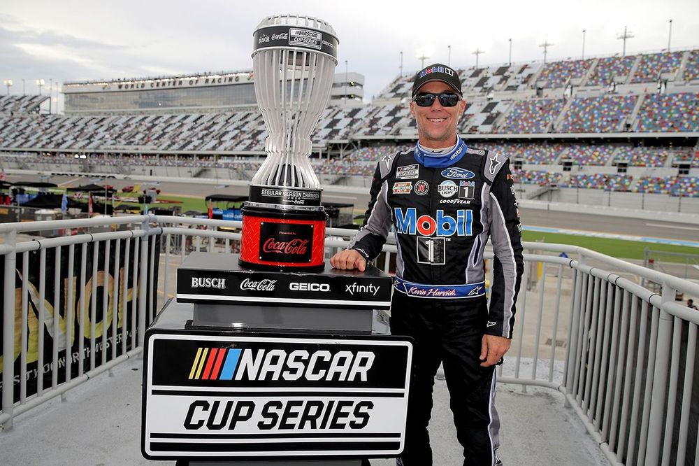 Kevin Harvick, Stewart-Haas Racing, Ford Mustang awarded the regular season trophy