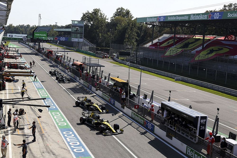 Daniel Ricciardo, Renault F1 Team R.S.20, Esteban Ocon, Renault F1 Team R.S.20