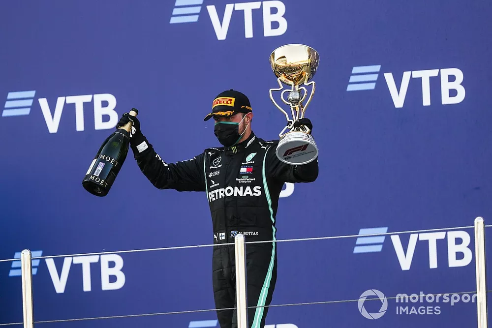 Yarış galibi Valtteri Bottas, Mercedes-AMG F1, podyumda şampanya ve kupa ile kutlama yapıyor
