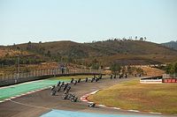 Los pilotos se posicionan ante la entrada de Portimao en MotoGP 