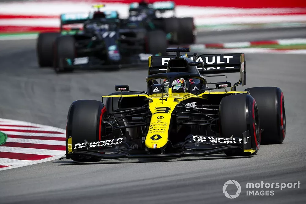 Daniel Ricciardo, Renault F1 Team R.S.20, suivi de Valtteri Bottas, Mercedes F1 W11 EQ Performance
