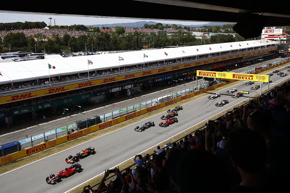 Charles Leclerc, Ferrari F1-75, Max Verstappen, Red Bull Racing RB18, George Russell, Mercedes W13, Carlos Sainz, Ferrari F1-75, Sergio Perez, Red Bull Racing RB18, et le reste des monoplaces au départ