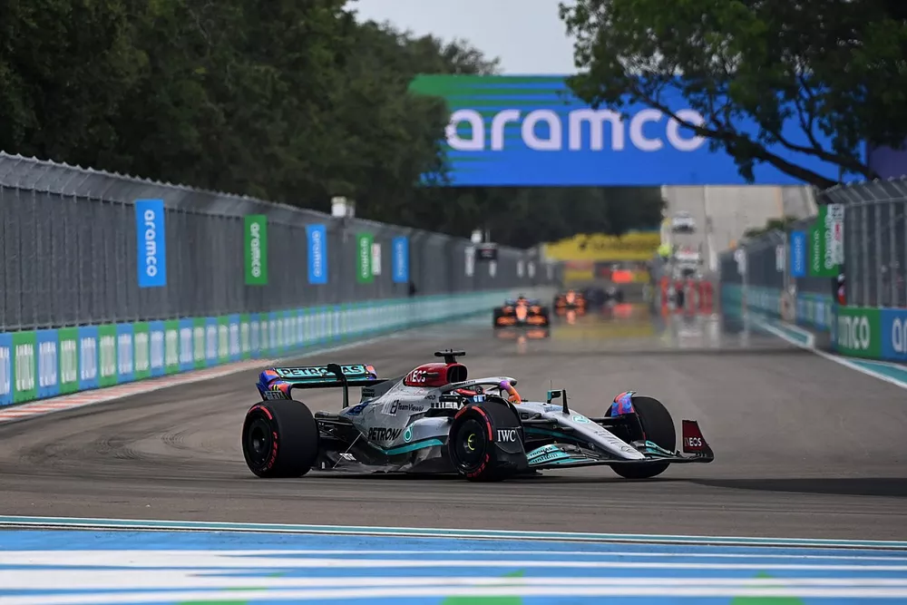 George Russell, Mercedes W13, Daniel Ricciardo, McLaren MCL36
