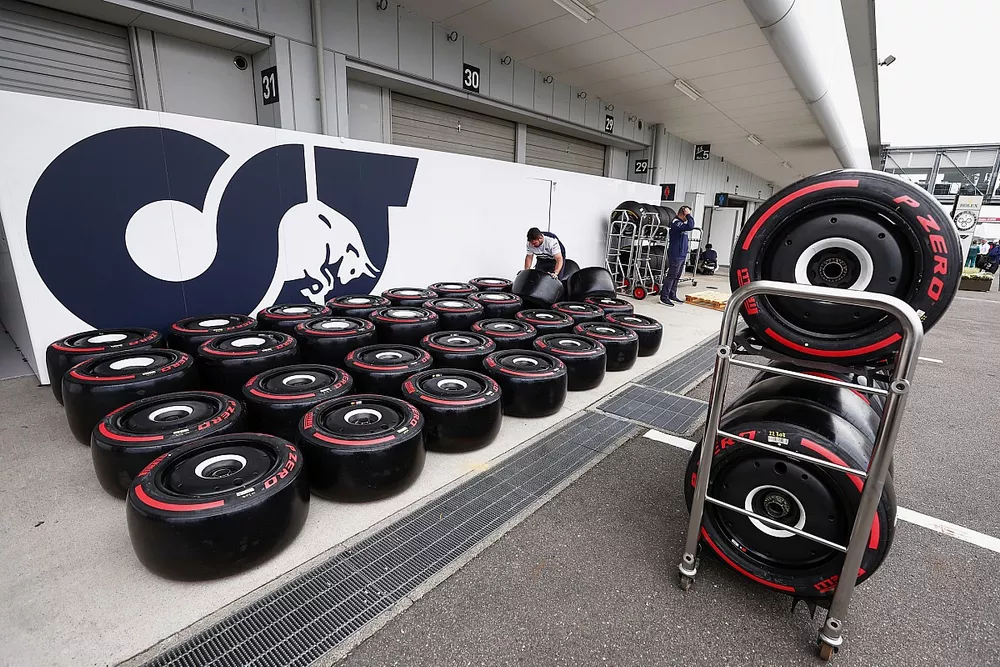 Pneus Pirelli en dehors du garage AlphaTauri