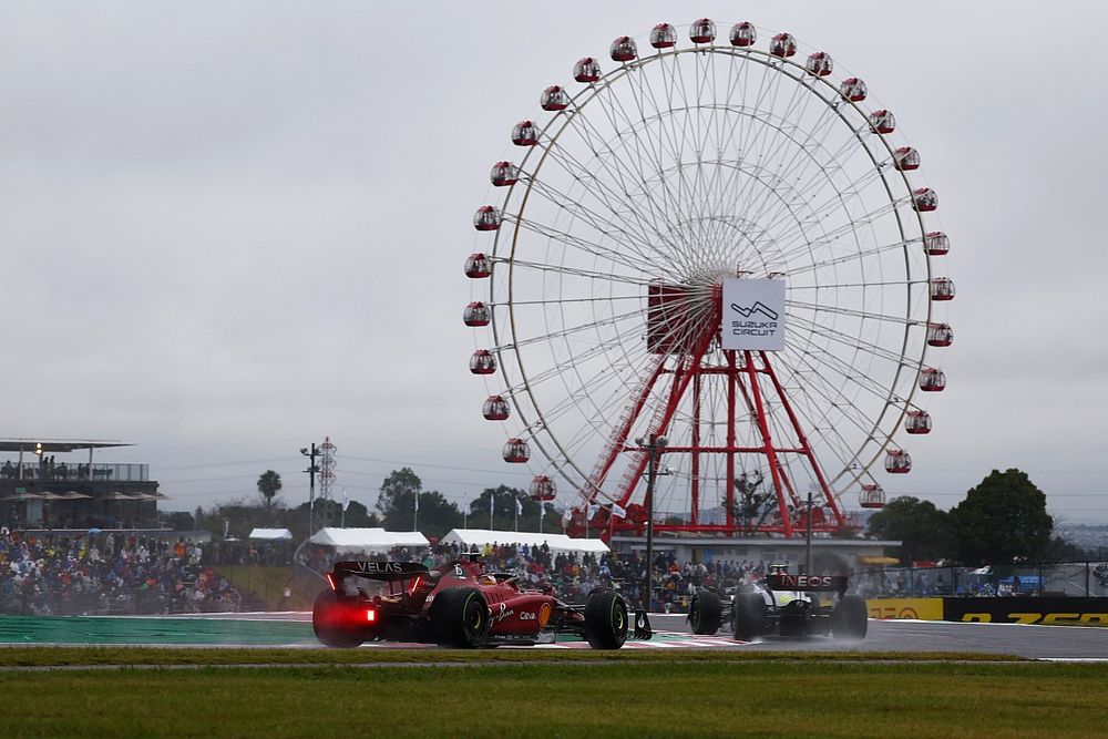 Lewis Hamilton, Mercedes W13, Carlos Sainz, Ferrari F1-75