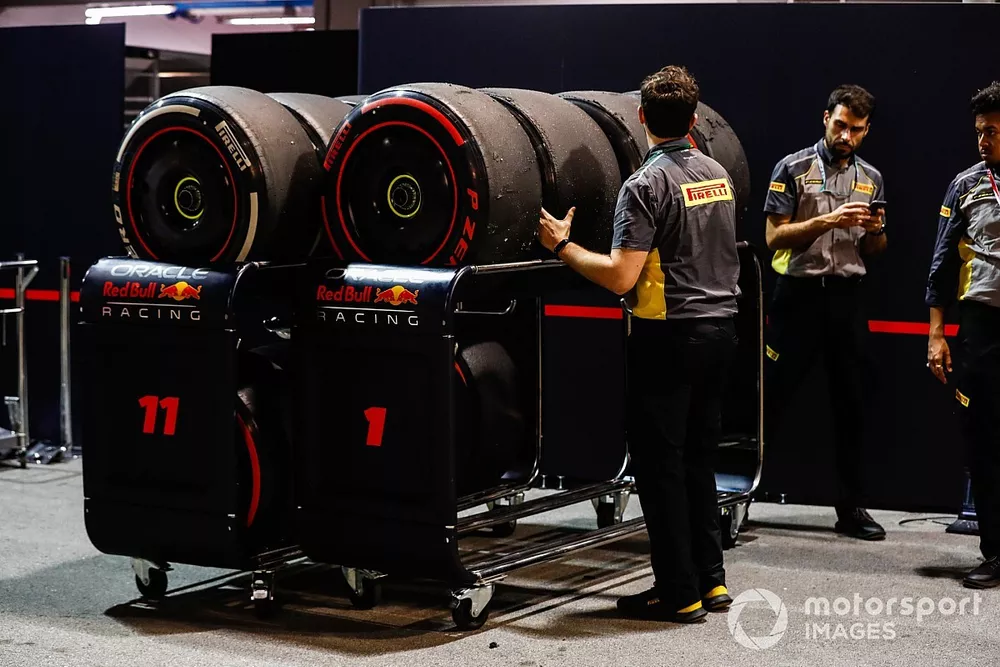 Des techniciens Pirelli avec des pneus