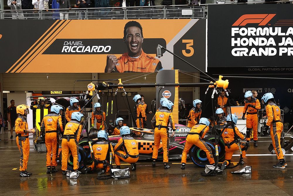 Daniel Ricciardo, McLaren MCL36, in the pits