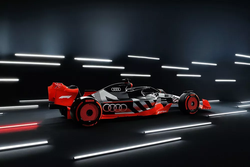 Un coche de exhibici&oacute;n con la decoraci&oacute;n de Audi F1