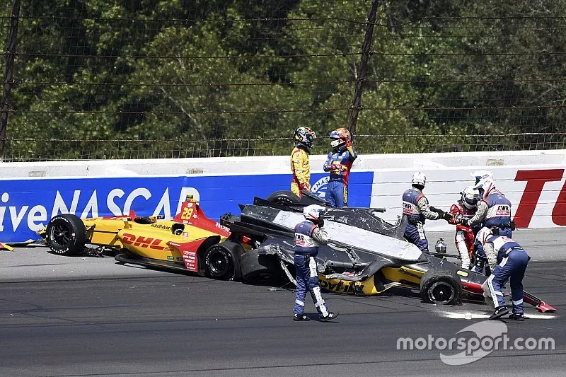 Choque de Felix Rosenqvist, Chip Ganassi Racing Honda, Ryan Hunter-Reay, Andretti Autosport Honda, Alexander Rossi, Andretti Autosport Honda, Takuma Sato, Rahal Letterman Lanigan Racing Honda, James Hinchcliffe, Arrow Schmidt Peterson Motorsports Honda