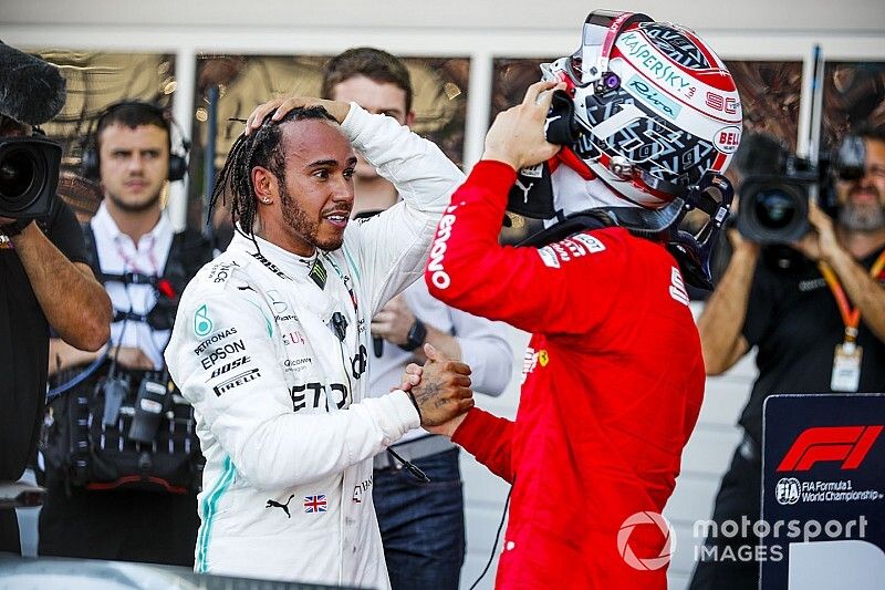 Lewis Hamilton, Mercedes AMG F1, 1ª posición, y Charles Leclerc, Ferrari, 3ª posición, se felicitan en Parc Ferme