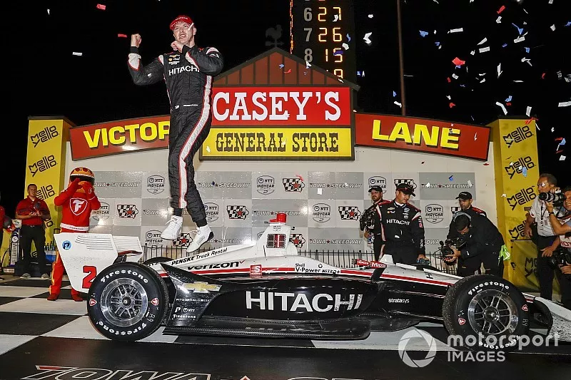 Le vainqueur Josef Newgarden, Team Penske Chevrolet 
