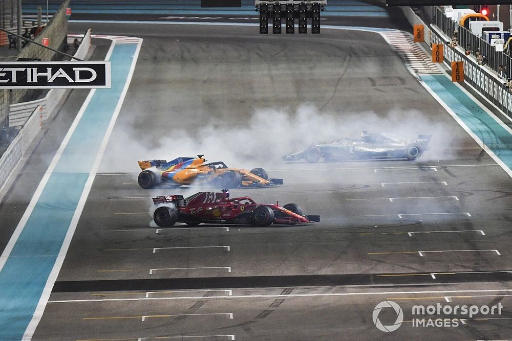 Lewis Hamilton, Mercedes-AMG F1 W09, Sebastian Vettel, Ferrari SF71H y Fernando Alonso, McLaren MCL33 haciendo donas al final de la carrera.