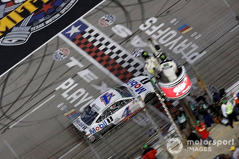 Харвик выиграл гонку в Техасе и обеспечил себе попадание в финал NASCAR