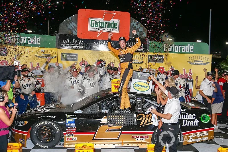 Ganador, Brad Keselowski, Team Penske, Ford Fusion Miller Genuine Draft