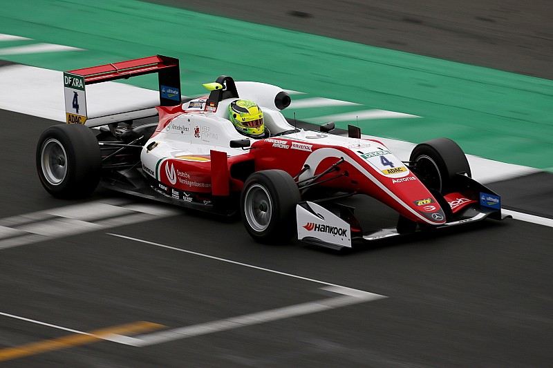 Schumacher logra la victoria en Silverstone