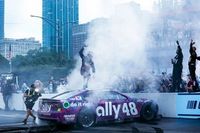 NASCAR Chicago: Alex Bowman se impone en carrera loca, Daniel Suárez en 11°