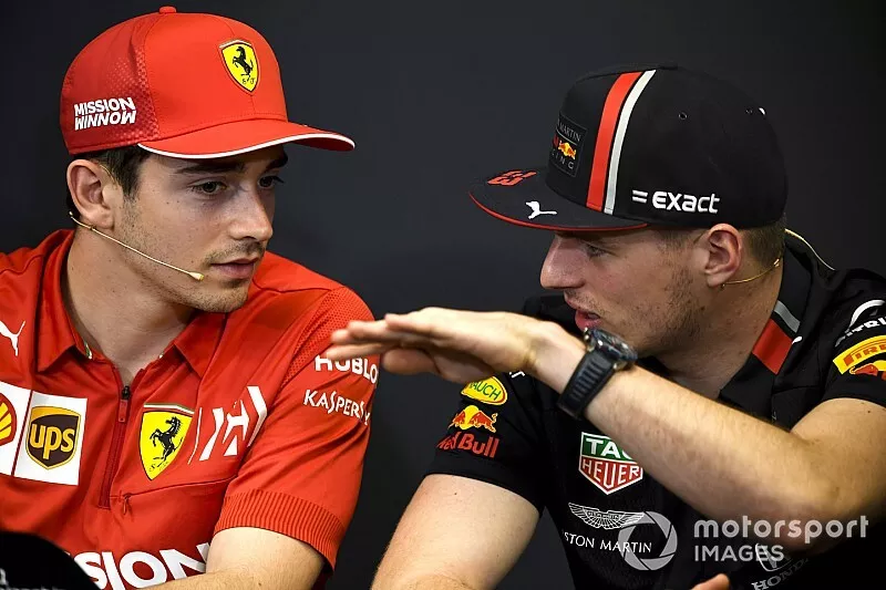 Charles Leclerc, Ferrari y Max Verstappen, Red Bull Racing  en la conferencia de prensa