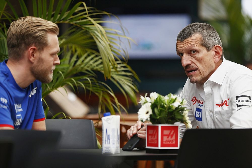 Kevin Magnussen, Haas F1 Team, Guenther Steiner, Team Principal, Haas F1 