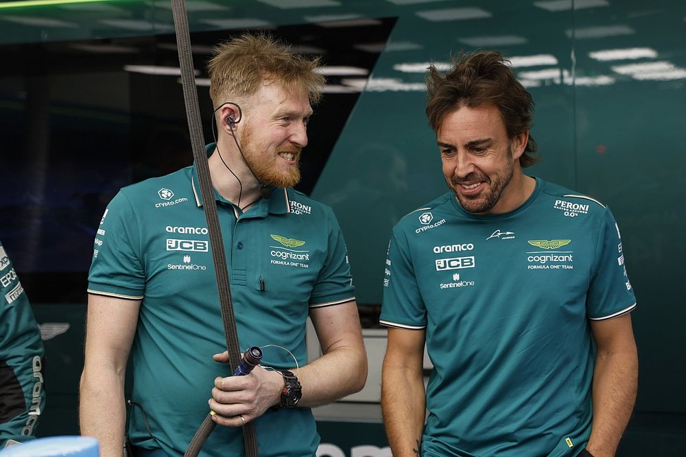 Fernando Alonso, Aston Martin F1 Team, con un miembro del equipo en el garaje