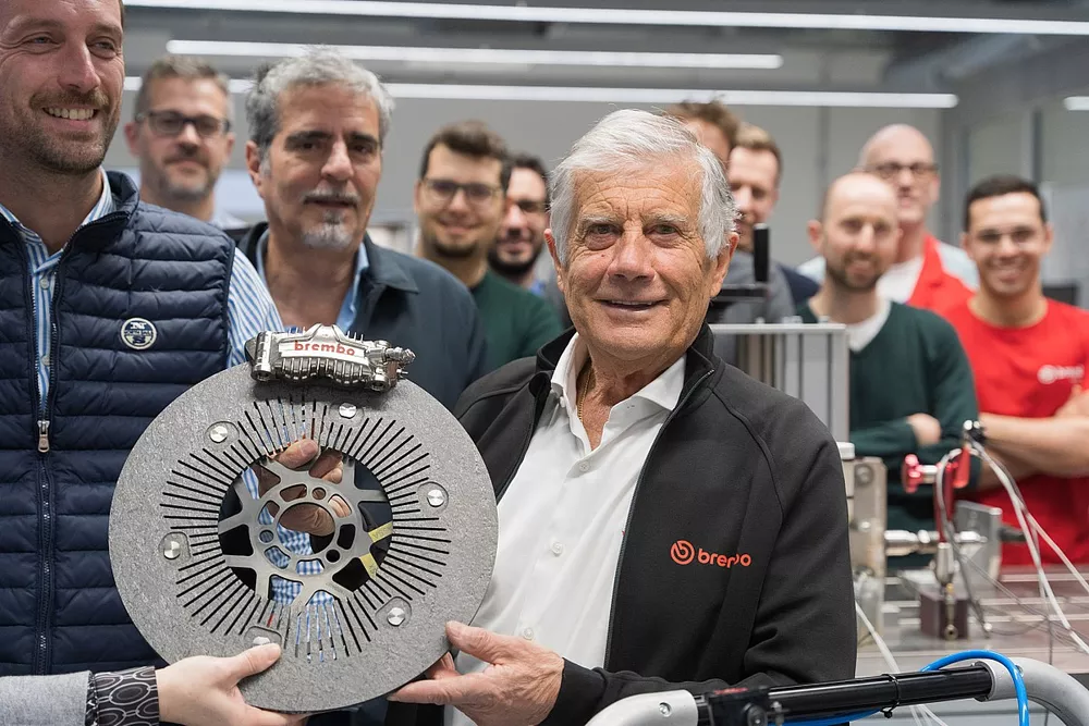 Giacomo Agostini con un disco freno Brembo