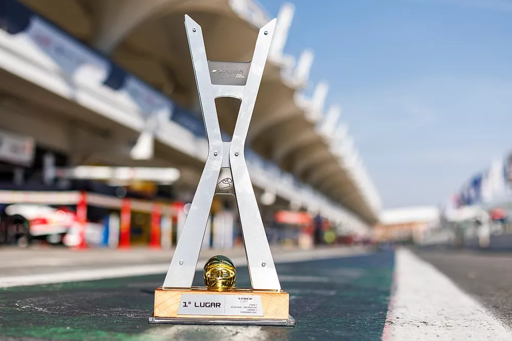 R&eacute;plica de trof&eacute;u da Stock Car