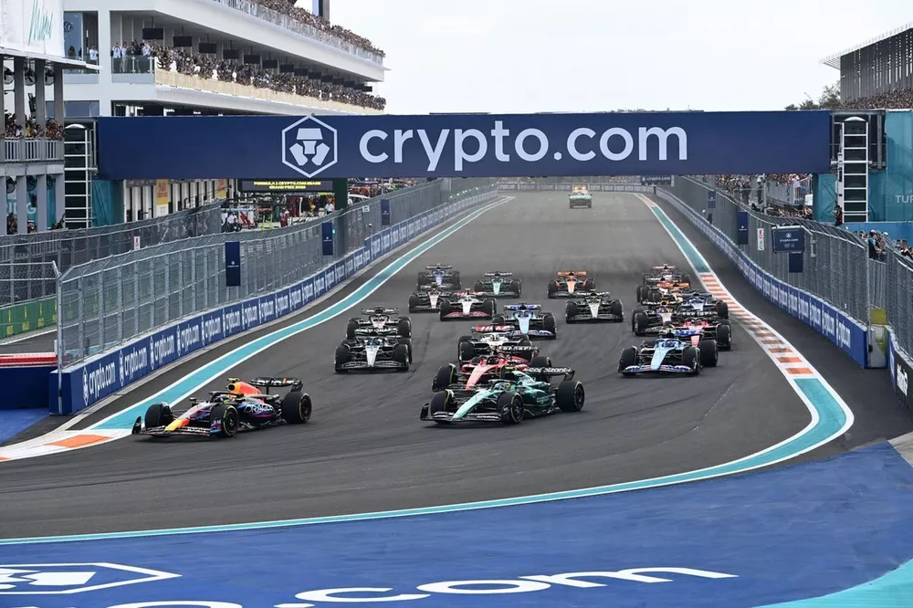 Sergio Perez, Red Bull Racing RB19, Fernando Alonso, Aston Martin AMR23, Carlos Sainz, Ferrari SF-23, Kevin Magnussen, Haas VF-23, Pierre Gasly, Alpine A523, the rest of the field at the start