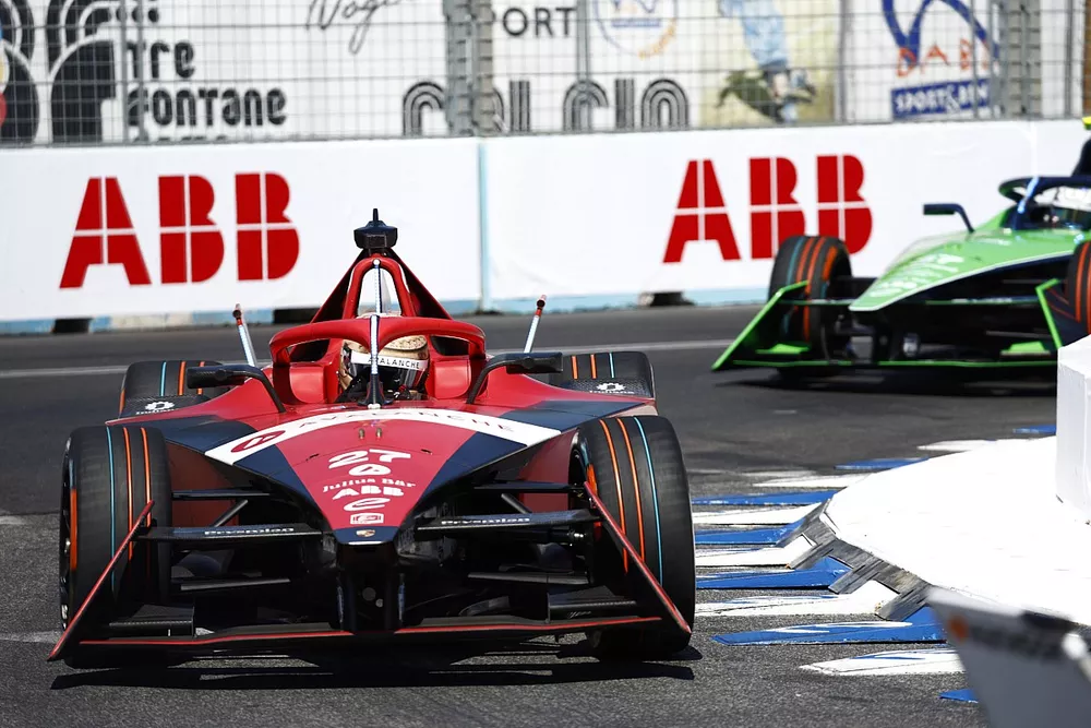 Jake Dennis, Andretti Autosport, Porsche 99 X Electric Gen3, Nick Cassidy, Envision Racing, Jaguar I-TYPE 6