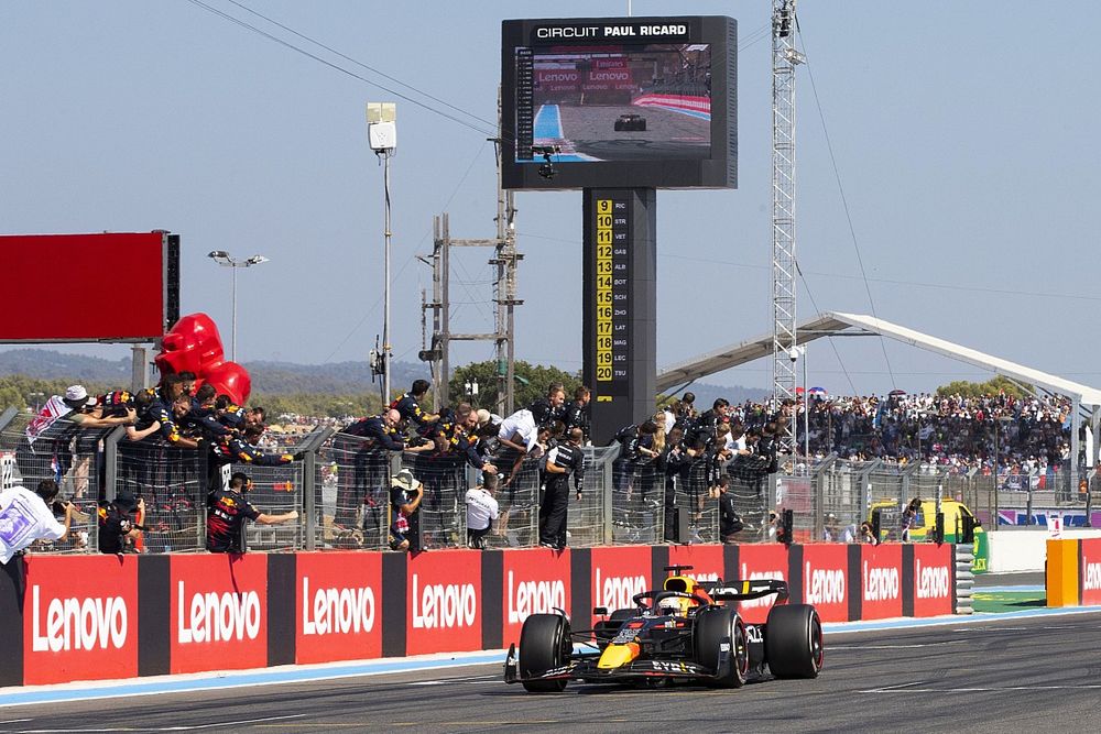 Max Verstappen, Red Bull Racing RB18, 1ª posición, cruza la línea de meta y se lleva la victoria para alegría de su equipo en el muro de boxes