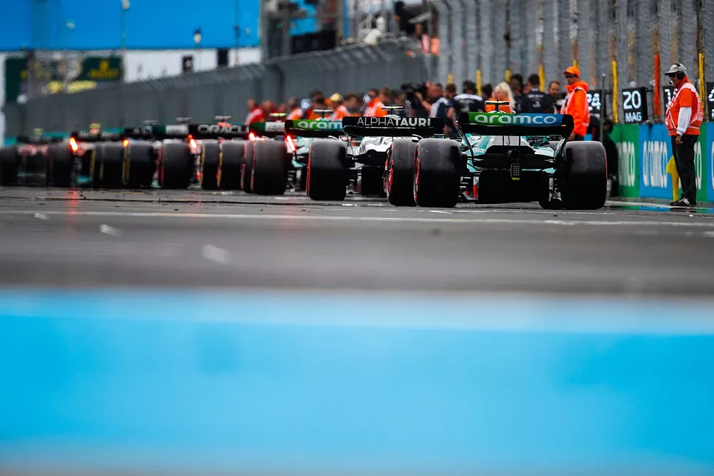 Lance Stroll, Aston Martin AMR22, Yuki Tsunoda, AlphaTauri AT03, Sebastian Vettel, Aston Martin AMR22, on the grid for the start