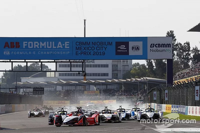 Pascal Wehrlein, Mahindra Racing, M5 Electro, leads at the start of the race