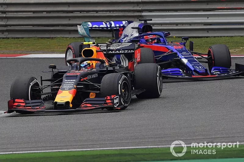 Pierre Gasly, Red Bull Racing RB15, voor Daniil Kvyat, Toro Rosso STR14