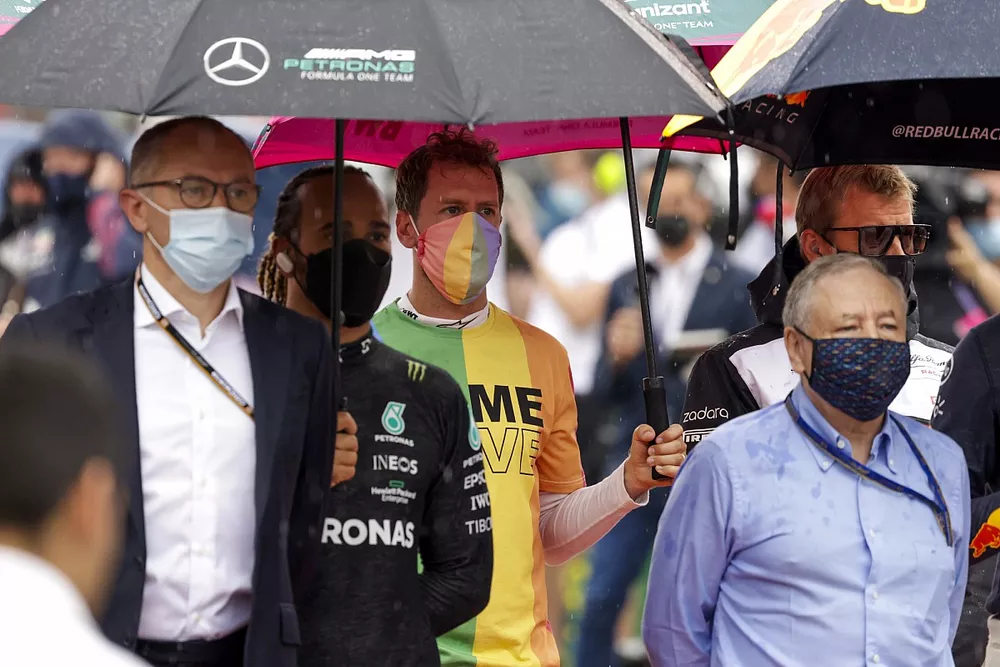 Stefano Domenicali, CEO, Formula 1, Lewis Hamilton, Mercedes, and Sebastian Vettel, Aston Martin, Jean Todt, President, FIA, on the grid
