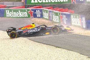 Vídeo: Verstappen acaba en la grava… ¡con la FP1 ya acabada en Zandvoort!