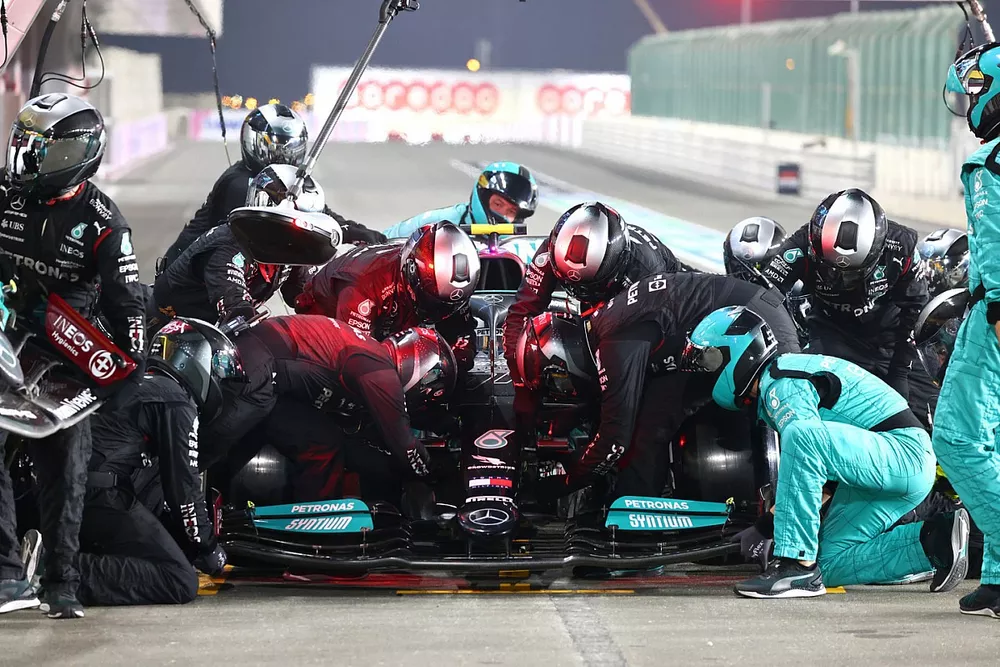 Valtteri Bottas, Mercedes W12, changes his front wing in the pits after a puncture