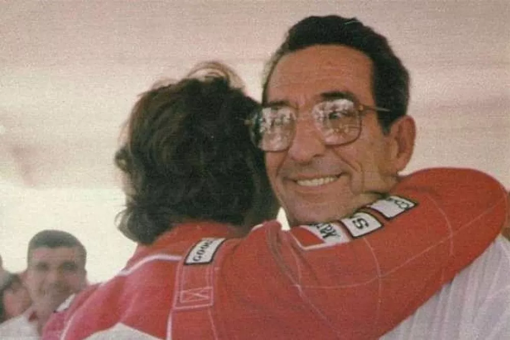 Milton Senna abra&ccedil;a Ayrton Senna