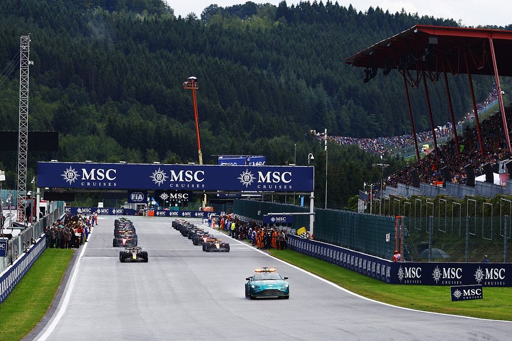 El Coche de Seguridad se aleja del pelotón para el inicio de la vuelta de formación