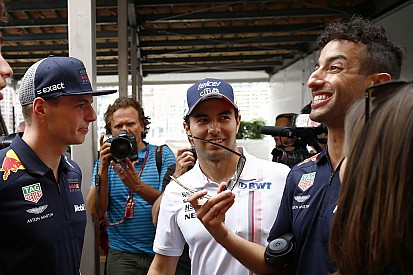 Villeneuve alfineta: “Verstappen não é bom como Ricciardo”