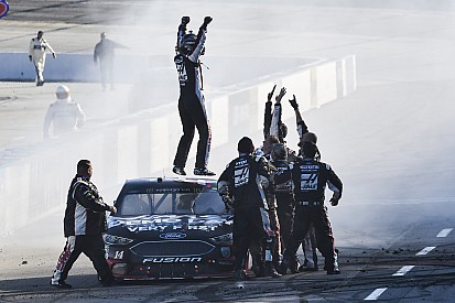 Clint Bowyer termina con racha de 190 carreras sin ganar en Martinsville