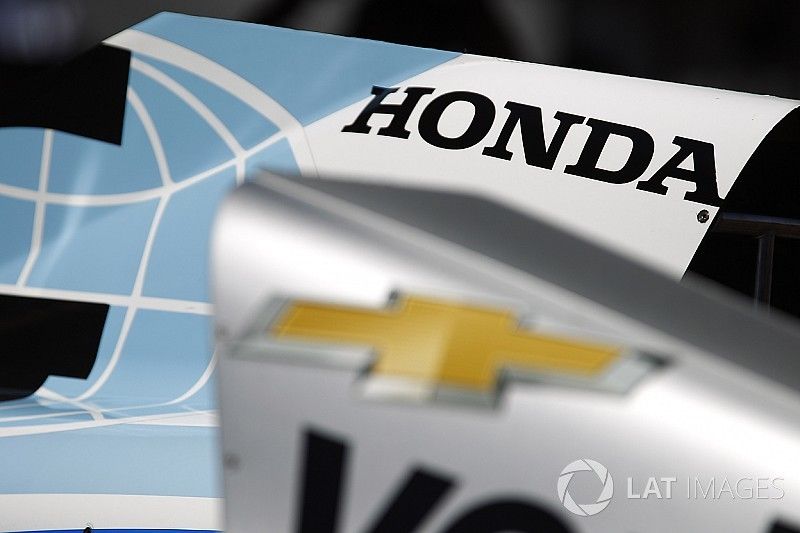 Cubiertas de motor de Max Chilton, Chip Ganassi Racing Honda y Will Power, Team Penske Chevrolet