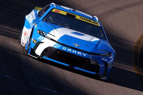 Denny Hamlin logra la pole para la final de la temporada 2025 de NASCAR en Phoenix