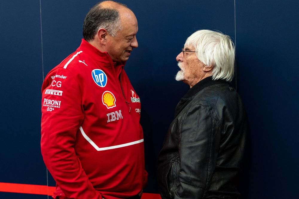El director de Ferrari Frederic Vasseur, con Bernie Ecclestone