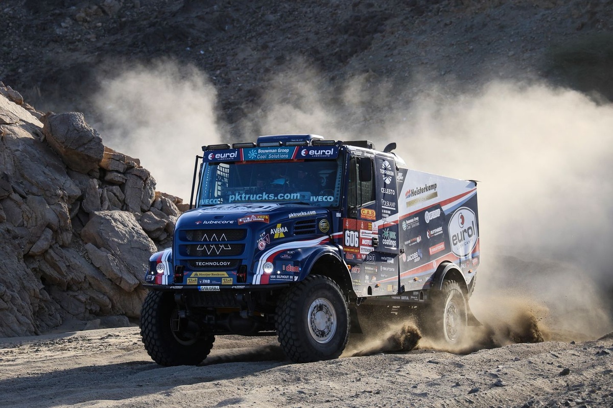 Van den Brink grijpt net naast zege in eerste Dakar-etappe trucks